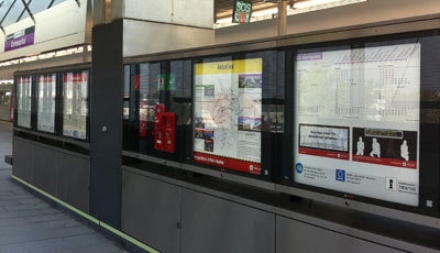 Foto von einer Reihe von Vitrinen am U-Bahn Bahnsteig