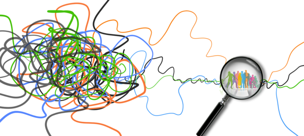 Grafik: verwirrtes Knäul an bunten Linien, daraus werden einige herausgelöst udn mit der Lupe betrachtet. Inter der Lupe finden sich Personen in aller Diversität